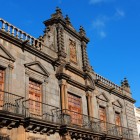 Pe Calle San Agustín, piatra vulcanică, coloanele răsucite și blazonul nobiliar disting palatul baroc Palacio de Salazar, astăzi sediul Episcopiei din Tenerife.
