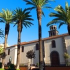 Din Plaza Doctor Olivera, Biserica La Concepción dezvăluie piatră vulcanică, acoperișuri din țiglă și forme coloniale: un reper esențial în centrul istoric UNESCO din La Laguna.