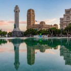 La apus, Plaza de España reflectă în lacul său Monumentul Eroilor Căzuți și Palatul Cabildo, oferind o perspectivă fermecătoare asupra centrului orașului Santa Cruz de Tenerife.