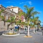În inima Plaza de la Candelaria, palmierii și cafenelele înconjoară istorica Fuente de La Pila, prima fântână publică din Santa Cruz, de-a lungul traseului pietonal animat spre Calle del Castillo.