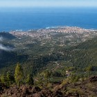 De pe versanții Teide, privirea străbate verdele Văii Orotava până la Puerto de la Cruz, întins de-a lungul coastei nordice a insulei Tenerife, cu vedere spre Atlantic.