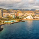 Privit dinspre mare, orașul Santa Cruz de Tenerife își dezvăluie latura contemporană: Auditoriul din Tenerife, Parcul Maritim și turnurile urbane se ridică în fața munților Anaga.