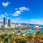Încadrat de palmieri și vegetație tropicală, orașul modern Santa Cruz de Tenerife se dezvăluie prin Parcul Maritim César Manrique, turnurile orașului și emblematicul Auditoriu din Tenerife, cu vedere spre Atlantic.