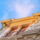 Măști teatrale, motive vegetale și reliefuri rafinate împodobesc Teatro Leal, o bijuterie eclectică cu influențe moderniste din centrul istoric al orașului San Cristóbal de La Laguna.