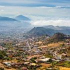 Orașul San Cristóbal de La Laguna se întinde de-a lungul văii, printre cartiere, case colorate și terenuri cultivate, fiind încadrat la orizont de munții insulei Tenerife.