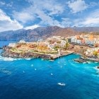 Între apele turcoaz ale Atlanticului și impunătoarele faleze Los Gigantes, Puerto de Santiago se întinde de-a lungul coastei vestice a insulei Tenerife, printre golfuri mici, case colorate și ambarcațiuni în larg.