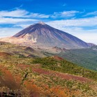 Din Las Cañadas del Teide, privirea străbate întinderile vulcanice și verdele Corona Forestal, până la inconfundabilul vârf al Teide.