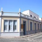 Pe Calle Esteban de Ponte, Garachico îmbină eclectismul neoclasic cu tradiția canariană: balustradele, pilaștrii, fațadele colorate și tâmplăria din lemn însuflețesc pavajul istoric.
