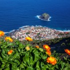 Cu vedere spre Atlantic, Garachico păstrează case canariene, biserici și mănăstiri reconstruite după erupția din 1706; în larg se înalță emblematicul Roque de Garachico.
