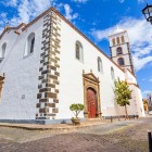Pe străzile pavate din Garachico, Iglesia de Santa Ana dezvăluie portaluri renascentiste, colțare din bazalt și o clopotniță, amintind de reconstruirea sa după 1706.