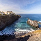 De-a lungul coastei din Puerto de Santiago, pereți înalți de lavă înconjoară un mic golf, unde valurile Atlanticului scaldă formațiuni vulcanice spectaculoase.