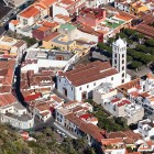 Văzut de sus, Garachico dezvăluie acoperișuri din țiglă, străduțe și case canariene grupate în jurul clopotniței Iglesia de Santa Ana, inima istorică a nordului insulei Tenerife.