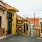 Pe Calle San Roque, casele cu un singur nivel evocă arhitectura populară canariană prin bazaltul aparent, tencuielile colorate, tâmplăria din lemn și acoperișurile din țiglă.