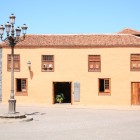 În Glorieta de San Francisco, Casa del Marqués de la Quinta Roja, astăzi hotel, dezvăluie barocul canarian prin fațada ocru, bazalt, lemn de pin sculptat și acoperișurile din țiglă.