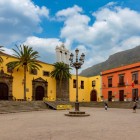 În inima orașului Garachico, Plaza de la Libertad reunește fosta Mănăstire San Francisco și Primăria, printre portaluri din piatră vulcanică, fațade colorate și palmieri canarieni.