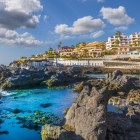 Coasta din Puerto de Santiago îmbină stânci vulcanice, piscine naturale și ape turcoaz, iar casele orientate spre Atlantic conturează un peisaj canarian luminos.