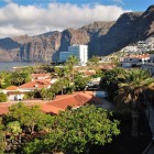 Din Puerto de Santiago, privirea trece peste grădini tropicale și acoperișuri de teracotă spre impunătoarele stânci Los Gigantes, sculptate deasupra Atlanticului.