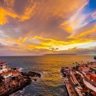 La apus, Puerto de Santiago își dezvăluie trecutul maritim: debarcaderul, vechi refugiu natural al coastei vestice, strălucește între case, ocean și liniștea Atlanticului.