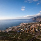 Văzut de sus, Puerto de Santiago se întinde între plantații de bananieri și ocean, iar Los Gigantes închide orizontul cu impunătoarele sale stânci vulcanice.