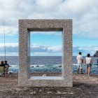 Pe vechiul chei din Garachico, Tensei Tenmoku de Kan Yasuda încadrează Atlanticul și Roque: două porți din marmură de Carrara, simbol al dialogului dintre artă și peisaj din anul 2000.