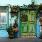 Pe Calle Tentenecio, o casă tradițională canariană cu un singur nivel încântă prin fațada turcoaz, tâmplăria din lemn și ușa patinată, înconjurată de flori și plante: un colț autentic din Garachico.