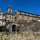 Biserica São Francisco îmbină stilul gotic medieval din Porto cu interioare baroce somptuoase din lemn aurit, printre cele mai valoroase din Portugalia.