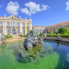 Palatul Național Queluz, situat în municipiul Sintra, în zona metropolitană a Lisabonei, impresionează prin fațada rococo, grădinile geometrice și spectaculoasa Fântână a lui Neptun.