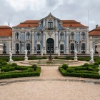 Rafinatul Palat Național Queluz se deschide spre grădinile sale geometrice, unde gardurile vii sculptate, fântânile și decorațiunile rococo evocă splendoarea curții regale portugheze.