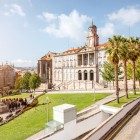 În inima orașului Porto, Praça do Infante D. Henrique unește statuia marelui navigator cu eleganța neoclasică a Palácio da Bolsa, printre grădini și istorie comercială.