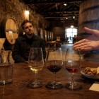 Printre butoaiele unei crame istorice din Vila Nova de Gaia, degustarea de Porto White, Ruby și Tawny dezvăluie culorile, aromele și tradițiile vinului emblematic al Portugaliei.