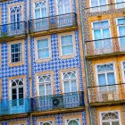Fațadele istorice din Braga impresionează prin rafinatele plăci de azulejos, ferestrele ornamentate și balcoanele din fier forjat: un mozaic vibrant de culori ce reflectă identitatea portugheză