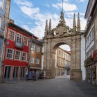În inima orașului Braga, elegantul Arco da Porta Nova, reproiectat de André Soares în 1772, încadrează o stradă istorică mărginită de fațade colorate, plăci de azulejos și balcoane din fier forjat.