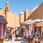 În Bazarul din Khiva, între zidurile Itchan Kala, tarabele cu țesături, ceramică și artizanat evocă vechiul spirit comercial al orașului de-a lungul Drumului Mătăsii.