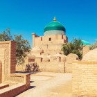 Mausoleul Pakhlavan Mahmud, inima spirituală a orașului Khiva, păstrează memoria poetului și eroului local printre cupole turcoaz, plăci de majolică și vechi ziduri din cărămidă de lut.