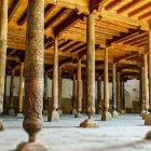 Moscheea Juma are 212 coloane din lemn, vechi de secole: sculpturile geometrice, motivele vegetale și inscripțiile kufice păstrează arta vechii Khiva.