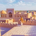 De la Kuhna Ark, privirea cuprinde Kalta Minor și Madrasa Muhammad Amin Khan, printre faianțe turcoaz și ziduri de lut, în inima vechii Khiva.