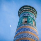 Privit de jos, Minaretul Islam Khodja dezvăluie bogăția majolicii turcoaz și albastre, dispusă în benzi decorative care conduc privirea până spre vârf.