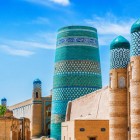 Kalta Minor fascinează prin faianța sa turcoaz, între Madrasa Muhammad Amin Khan și zidurile Itchan Kala, simbol inconfundabil al vechii Khiva.