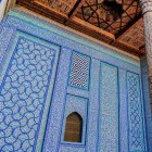 În Palatul Tash-Khauli din Khiva, rafinatele plăci de majolică albastre și turcoaz împodobesc pereții și nișele, alături de o prețioasă coloană din lemn sculptat, expresie a artei Hanatului.