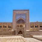 Madrasa Muhammad Rahim Khan II impresionează prin portalul monumental, faianța albastră și arcadele elegante ale Khivei din secolul al XIX-lea.