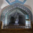 În interiorul Mausoleului Pakhlavan Mahmud, mormântul venerat este încadrat de un arc rafinat decorat cu plăci de majolică albastre și turcoaz, în inima spirituală a orașului Khiva.