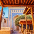 În Ishrat-Khauli al Palatului Tash-Khauli, curtea de audiențe a hanilor din Khiva încântă prin iwanuri monumentale, plăci de majolică albastră și rafinate coloane din lemn sculptat.