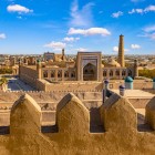 Kuhna Ark, vechea cetate a hanilor din Khiva, se dezvăluie printre ziduri impunătoare și turnuri crenelate: cărămida, portalurile și cupolele turcoaz evocă puterea Itchan Kala.