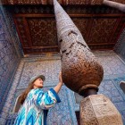 La Palatul Tash-Khauli din Khiva, admiră extraordinara coloană din lemn sculptat: motivele geometrice și vegetale se îmbină cu plăcile de majolică albastră, expresie a rafinatei arte a Hanatului.