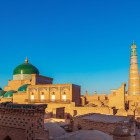 Mausoleul Pakhlavan Mahmud, cu inconfundabila sa cupolă turcoaz, invită vizitatorii să descopere cel mai sacru loc din Khiva, printre prețioase plăci de majolică și amintiri ale hanilor.