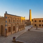 Moscheea Juma din Khiva impresionează prin arhitectura sa sobră: o sală hipostilă susținută de vechi coloane sculptate din lemn, învăluită într-o penumbră sugestivă.