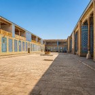 Palatul Tash-Khauli, reședința hanilor din Khiva, încântă prin curțile sale, coloanele din lemn sculptat și prețioasele plăci de majolică albastră, o capodoperă a arhitecturii uzbece din secolul al XIX-lea.