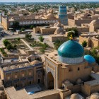 Cupola turcoaz a Mausoleului Pakhlavan Mahmud domină Itchan Kala, printre madrase, minarete și ziduri în nuanțe de ocru, oferind o priveliște spectaculoasă asupra centrului istoric al orașului Khiva.