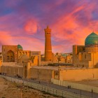 Minaretul Kalyan domină cupolele turcoaz ale Madrasei Mir-i-Arab, creând în inima Bukharei unul dintre cele mai emblematice peisaje ale vechiului Drum al Mătăsii