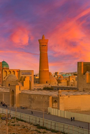 Minaretul Kalyan domină cupolele turcoaz ale Madrasei Mir-i-Arab, creând în inima Bukharei unul dintre cele mai emblematice peisaje ale vechiului Drum al Mătăsii